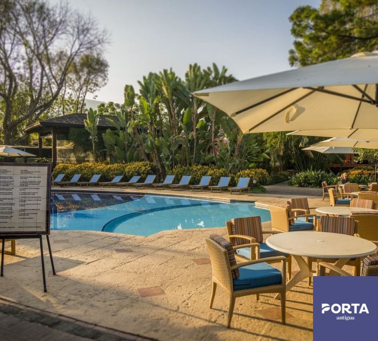 Área de piscina y descanso de Porta Hotel Antigua